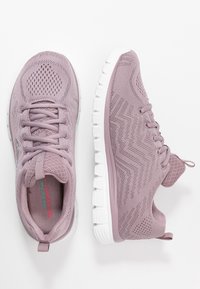 Lichtpaarse sport schoenen van ademend mesh met een textuurpatroon; voorzien van witte rubberen zolen en een vetersluiting.