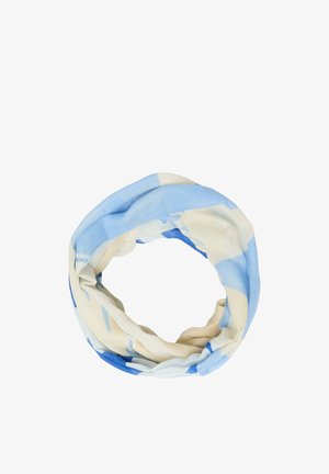 Jasnoniebieski, kremowy i biały wzorzysty okrągły szalik złożony w pętlę na białym tle.