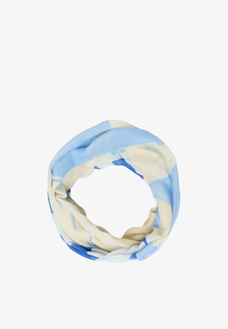 Lichtblauwe, crème- en witgepatenteerde ronde sjaal, in een lus gevouwen tegen een witte achtergrond.