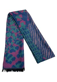 Écharpe tissée avec un motif de couleurs rose, verte et bleue. Le design comprend des formes abstraites et des bords frangés pour ajouter de la texture.