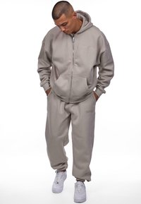 Dropsize LOOSE FIT  - Pantalones deportivos - pumice stone