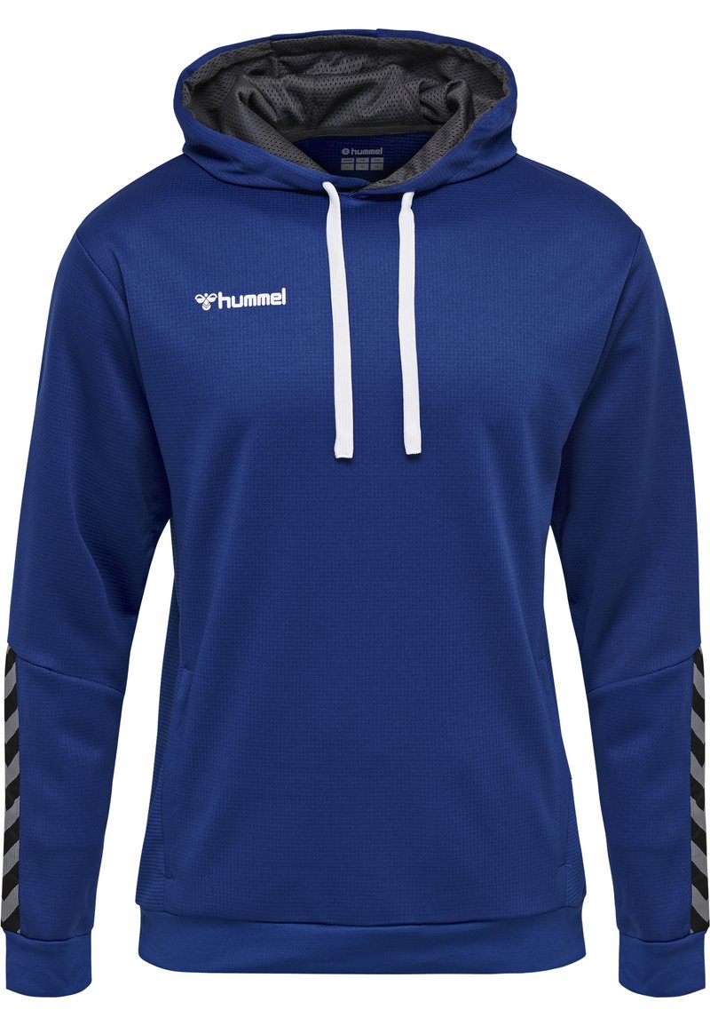 Blauwe hoodie van een gestructureerde stof, met een grijze binnenvoering en witte trekkoorden. Zwart-wit chevronpatroon op de mouwen.