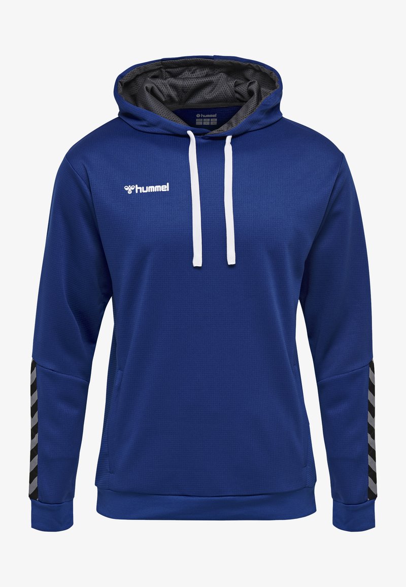 Blauwe hoodie van een gestructureerde stof, met een grijze binnenvoering en witte trekkoorden. Zwart-wit chevronpatroon op de mouwen.