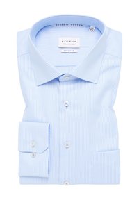 Lichtblau gestreept shirt van katoen, met een spread collar, lange mouwen en knoopmanchetten. Het label leest "Eterna Comfort Fit."