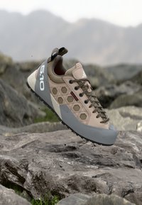 Neselectat, taupe/earth strata/grey three