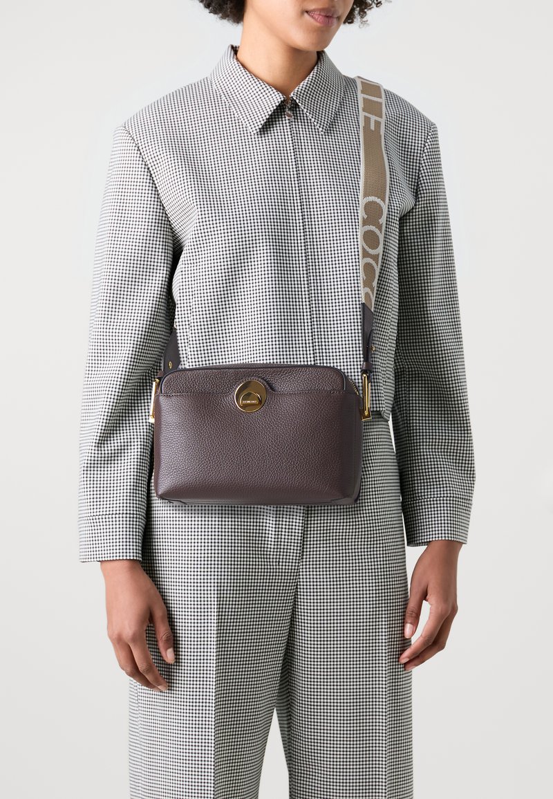 Coccinelle LIYA SIGNATURE - Umhängetasche - fondant brown