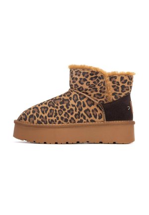 Botas de tobillo con estampado de leopardo que cuentan con un suave forro de piel de napa, un panel de ante marrón oscuro y una suela de goma con tracción.