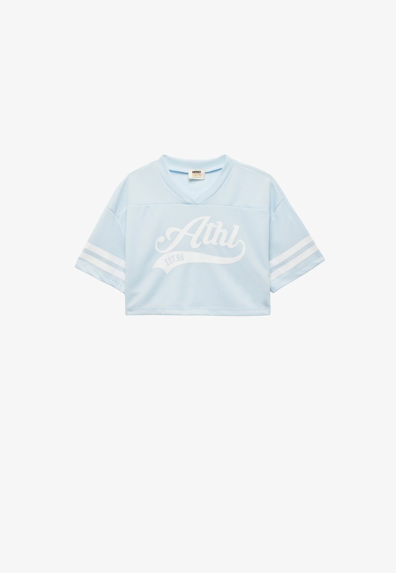 Lichtblauwe cropped sportt-shirt met een v-hals, witte "Athl" grafiek en "EST.96" tekst, met witte gestreepte accenten op de mouwen.