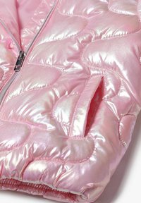 Doudoune matelassée rose avec une finition brillante et irisée, fermeture éclair et poches latérales, offrant une texture douce et lisse.