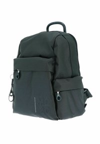 Sac à dos en tissu texturé vert foncé avec une poche avant, des bretelles ajustables et une poignée sur le dessus. Comprend des zips et un logo gravé subtil.