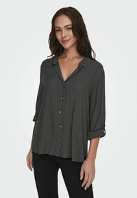 Kohlegraues Button-Down-Hemd mit Kragen, hochgerollten Ärmeln und sieben vorderen Knöpfen. Es hat eine lässige Passform und einen weichen Stoff.