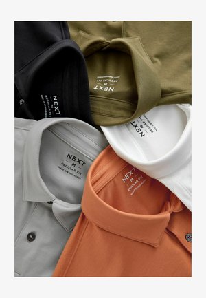 Fem polo shirts i grå, sort, oliven, hvid og orange. Hver enkelt har en krave, knapper og etiketter, der angiver "NEXT" og "Regular Fit."