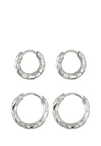 Boucles d'oreilles en argent en forme de créoles avec un design texturé et organique. Deux paires incluses : une plus grande et une plus petite, toutes deux avec un fermoir sécurisé.