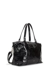 Černá kožená kabelka s hladkou texturou, dvojitými rukojeťmi a odnímatelným ramenním popruhem. Má přední kapsu na zip a detail s logem.