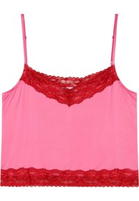 Camisón rosa con tirantes finos y borde de encaje rojo en el escote y el dobladillo. Tejido suave con una textura lisa. El encaje presenta un patrón floral.