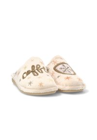 Zapatillas beige acogedoras con textura esponjosa, bordadas con la palabra "café" y patrones de estrellas. Una de ellas presenta un parche ovalado con un diseño de copo de nieve.