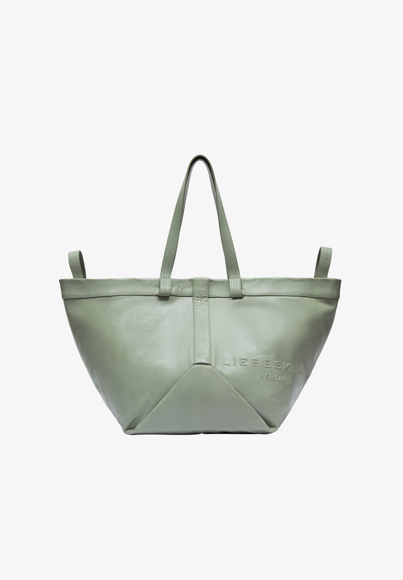 Sac fourre-tout en cuir vert avec une forme structurée, nom de marque embossé et deux poignées solides. Texture lisse avec des détails de couture angulaires.
