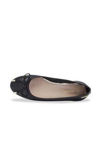 Ballet flat nera in pelle con punta rotonda, fiocco decorativo e accessori in metallo dorato. Interno liscio con fodera beige.