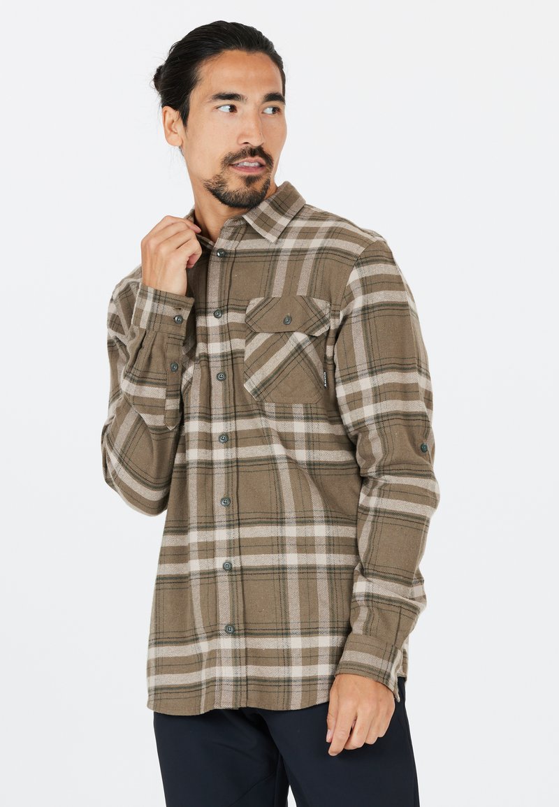 Bruin geruit overhemd met lange mouwen van zachte stof. Beschikt over twee borstzakken en knopen, met een relaxed fit en een button-down kraag.
