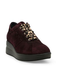 Sneaker in suede color bordeaux con suola rialzata, caratterizzata da un design con pizzo leopardato e un grande logo ricamato sul lato.