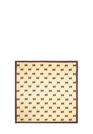 Sciarpa quadrata beige con motivi di farfalle marrone scuro disposti a griglia e un bordo marrone scuro abbinato.