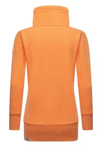 Suéter naranja con cuello alto, que presenta mangas largas y puños acanalados. Textura suave y un pequeño detalle de logo cerca del dobladillo.