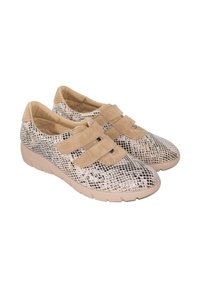 Zapatos beige con acabado texturizado de reptil, que cuentan con dos correas de velcro y una suela de goma de color marrón claro. Parte superior texturizada con acentos lisos.