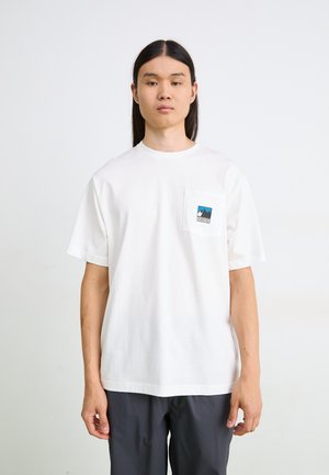 The North Face MOUNTAIN LOGO RELAXED POCKET TEE - Basic T-shirt - white