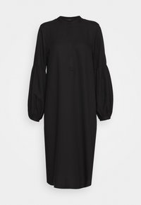 Schwarzes Kleid mit hohem Kragen, knöpfbarem Schlitz und langen puffigen Ärmeln. Aus glattem Stoff gefertigt, reicht bis zur Mitte der Wade.