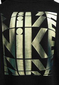 Felpa nera con una grande grafica metallizzata dorata raffigurante il testo "NIKE" in un design geometrico con varie forme e linee.