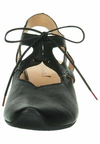 Scarpa in pelle nera con design a intaglio, chiusura con lacci, punta arrotondata e superficie liscia. Include una fodera interna di colore neutro.