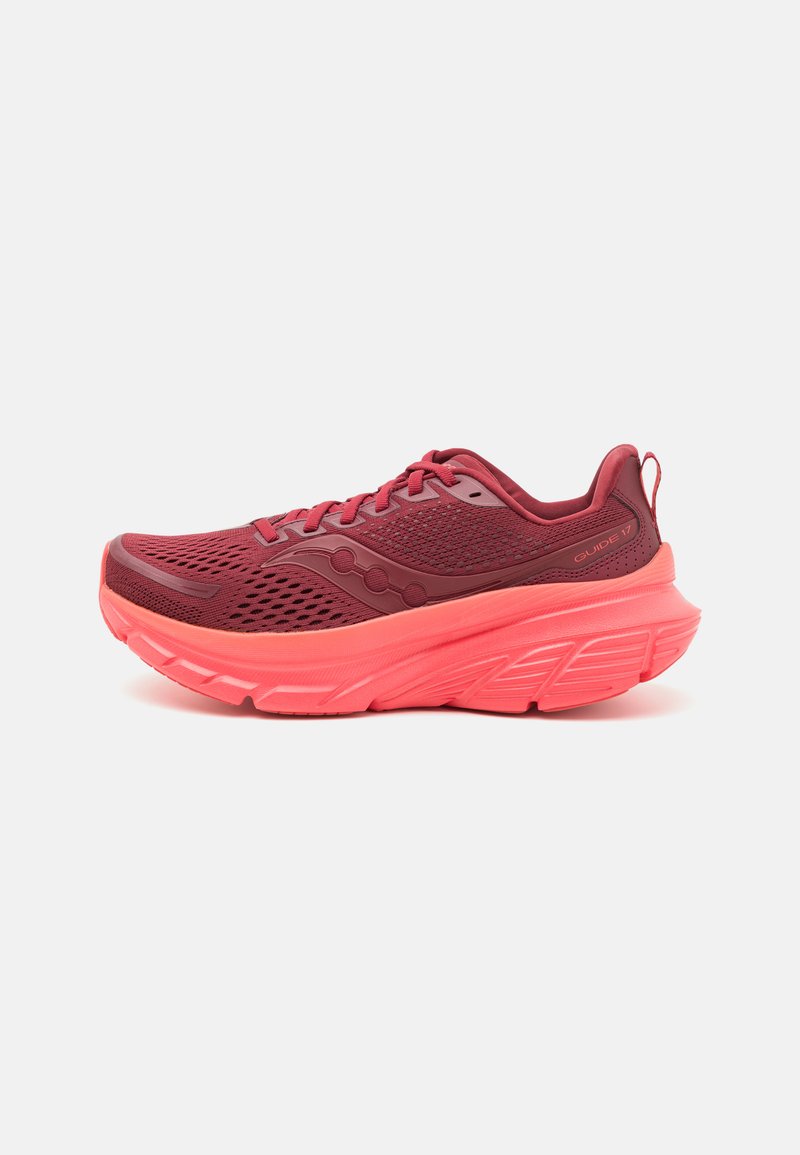 Scarpa da corsa rossa con tomaia in rete traspirante, suola spessa rosa, punta rinforzata e battistrada in gomma pronunciato per una migliore trazione.