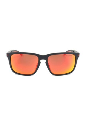 Occhiali da sole con montatura nera e lenti rettangolari rosso-arancio riflettenti polarizzate, centrati su sfondo bianco.