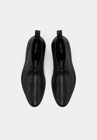 Μαύρες δερμάτινες μποτες στους αστραγάλους με λείο φινίρισμα, στρογγυλή μύτη, σχέδιο με κορδόνια και λαστιχένιο θηλάκι στη φτέρνα για εύκολη εφαρμογή.