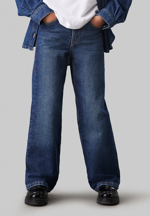 WIDE LEG - Flared Jeans3