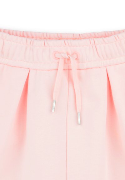 Pantaloni corti rosa chiaro con vita elastica e coulisse. Presentano pieghe e punte metalliche sulla coulisse per una chiusura sicura.