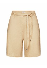 Shorts beige longueur genou avec ceinture en tissu attachée à la taille et embouts métalliques aux extrémités de la ceinture.
