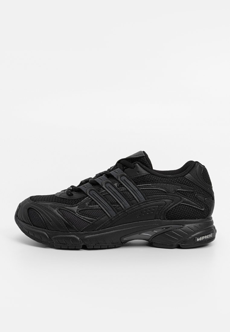 Zapatillas deportivas negras con parte superior de malla, puntera y talón reforzados, entresuela texturizada y diseño de tres franjas en el lateral.
