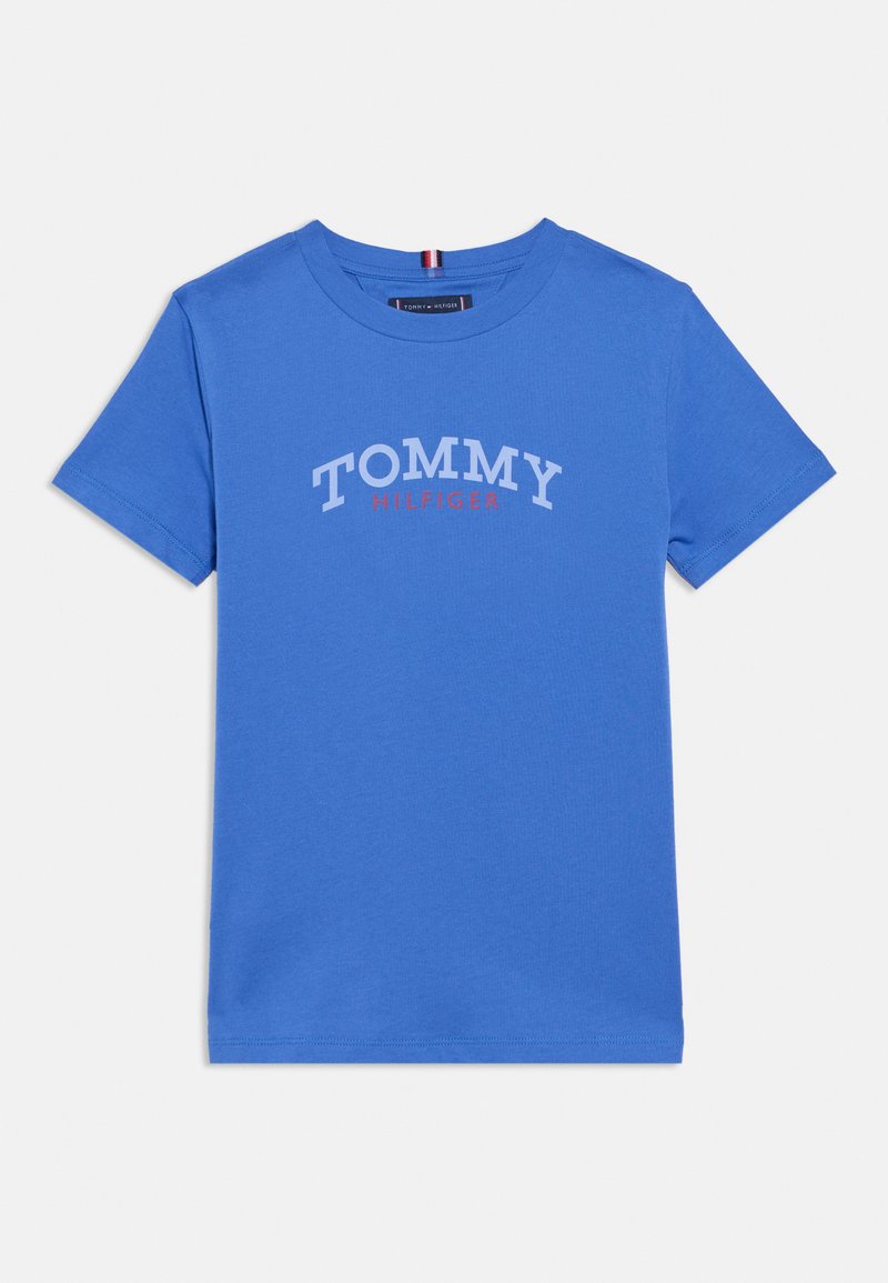Μπλε βαμβακερό t-shirt με το κείμενο «TOMMY HILFIGER» σε λευκό και κόκκινο, με στρογγυλή λαιμόκοψη και κοντά μανίκια. Ομαλή υφή.