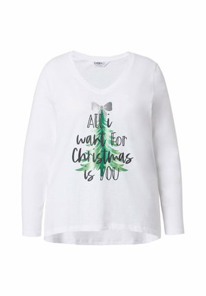 Weißes Langarm-T-Shirt mit einem grünen Weihnachtsbaum-Motiv und Text in Schwarz und Grün: "Alles, was ich mir zu Weihnachten wünsche, bist du." V-Ausschnitt-Design.