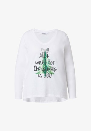 Weißes Langarm-T-Shirt mit einem grünen Weihnachtsbaum-Motiv und Text in Schwarz und Grün: "Alles, was ich mir zu Weihnachten wünsche, bist du." V-Ausschnitt-Design.