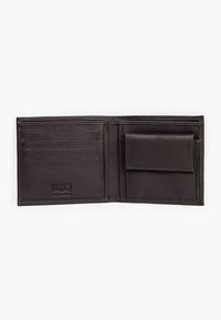 Carteira de couro castanho com múltiplos compartimentos para cartões, um compartimento para notas dobrado e um pequeno bolso seguro no lado direito. Logótipo da marca visível.