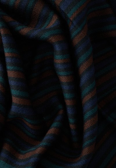 Tissu tricoté foncé avec des rayures horizontales en bleu, vert et marron, présenté avec des plis créant des ombres et de la texture.