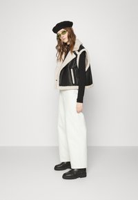 JJXX TOKYO WIDE - Pernera ancha - white denim