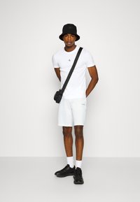 Calvin Klein MICRO LOGO REPREVE - Donji dijelovi trenirke - bright white
