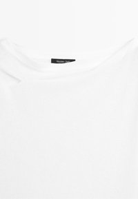 Wit T-shirt met ronde hals en een klein zwart label "Massimo Dutti" genaaid aan de binnenkant van de kraag.