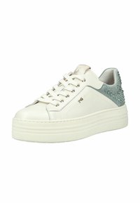 Baskets à plateforme blanches avec talon texturé bleu clair, lacets blancs et petit logo métallique sur le côté.