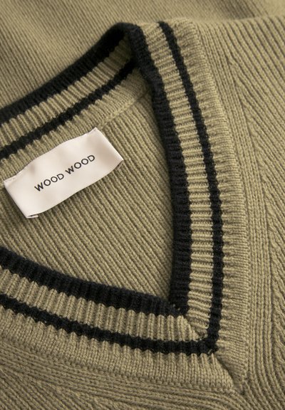 Maglione verde oliva con scollo a V a strisce nere, texture a coste e un'etichetta cucita che recita "WOOD WOOD". Presenta un motivo a maglia testurizzato.