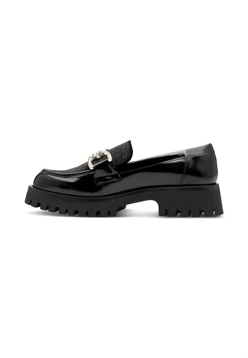 Mocassin en cuir noir brillant avec semelle crantée épaisse, dessus texturé et boucle décorative argentée vue de côté.