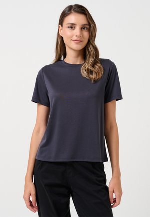 Donker marineblauw T-shirt met korte mouwen, gemaakt van een zachte, lichtgewicht stof. Het heeft een ronde halslijn en een ontspannen pasvorm. Eenvoudig ontwerp, geen zichtbare patronen of accenten.